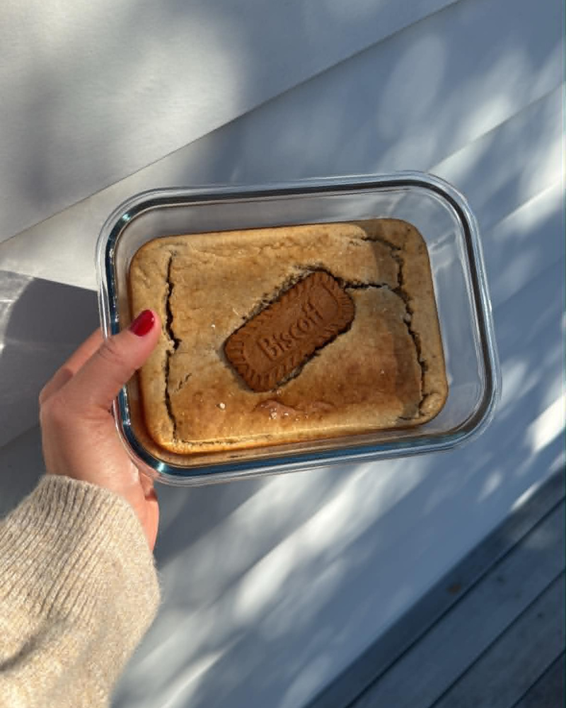 High protein Biscoff Baked Oats by dietitian paris mooney